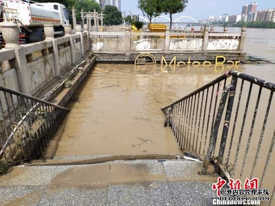 资江沿岸而建的商铺被全部淹没。　王昊昊 摄