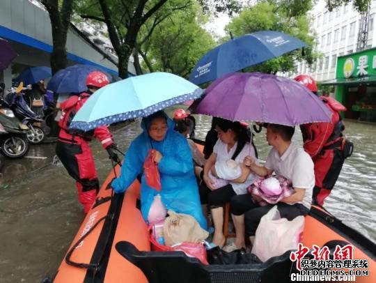 广西大范围暴雨 24条河流现超警洪水7万余人受灾