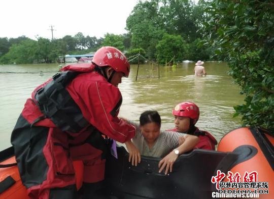 广西大范围暴雨 24条河流现超警洪水7万余人受灾