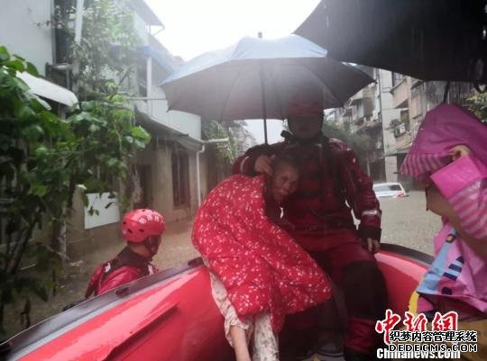 广西大范围暴雨 24条河流现超警洪水7万余人受灾