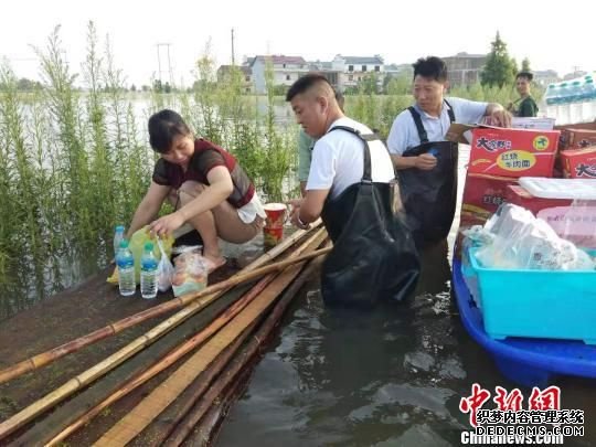 江西渝水为灾民发放应急食物