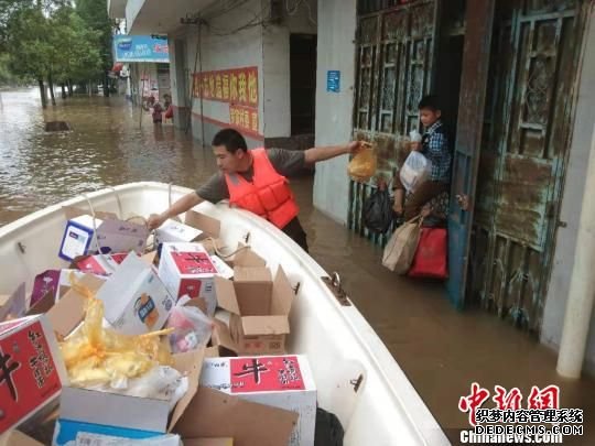 江西渝水为灾民发放应急食物