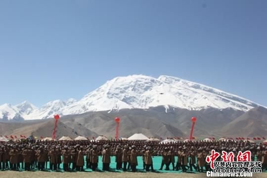 第八届玛纳斯国际文化旅游节在阿克陶县境内，堪称冰山之父的慕士塔格峰脚下拉开帷幕，2000多名群众演员齐唱史诗《玛纳斯》。　陶拴科 摄