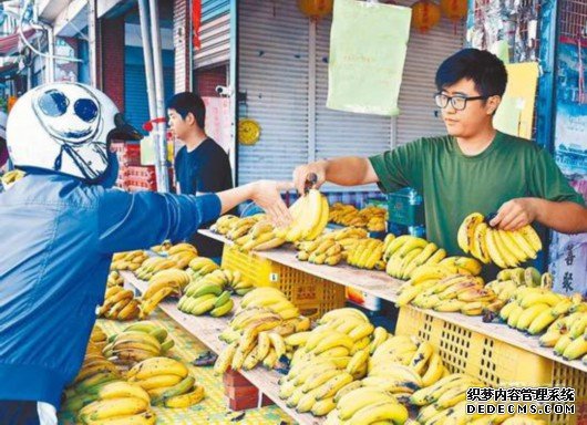  资料图：台湾某大学生休学回屏东老家帮忙卖香蕉