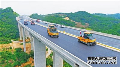 万洋高速进入路面施工阶段 力争年底前建成通车