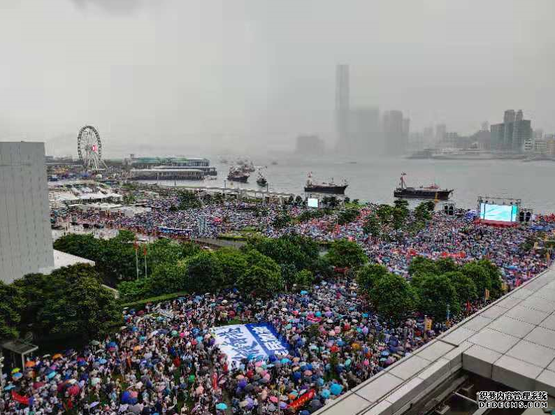 直击“修例风波”后最大规模爱国爱港集会 前警