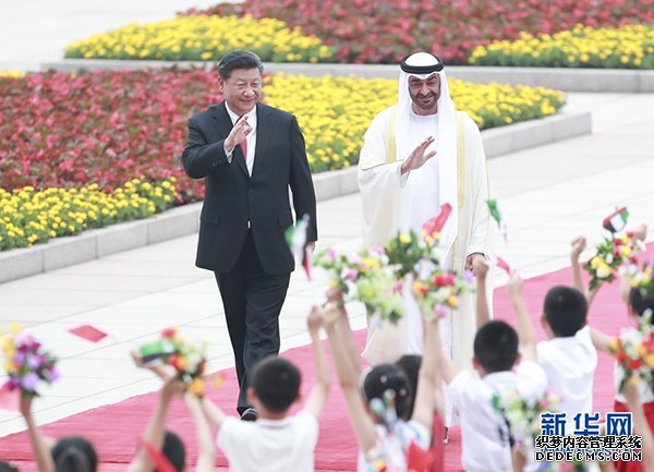 7月22日，国家主席习近平在北京人民大会堂同阿联酋阿布扎比王储穆罕默德举行会谈。这是会谈前，习近平在人民大会堂东门外广场为穆罕默德举行欢迎仪式。 新华社记者庞兴雷摄