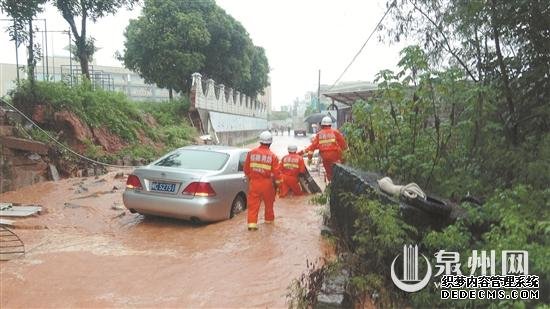 暴雨来袭 这些身影温暖你我