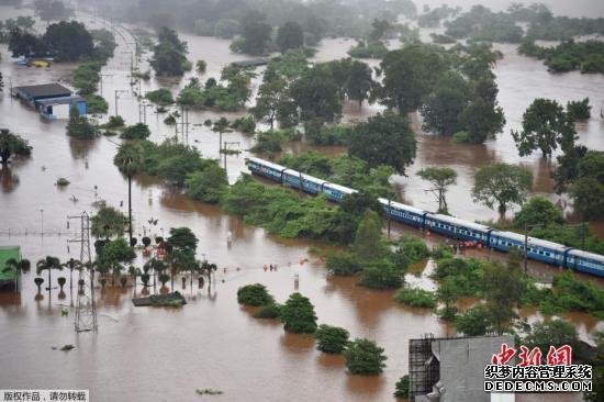 印度暴雨致铁轨积水 700名乘客经8小时救援后均脱