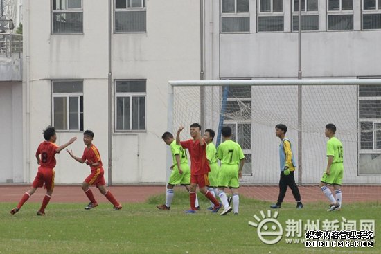 荆州五运会青少年男子足球赛开踢 少年球星驰骋球场