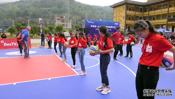 云南山区小学“喜提”NBA球场 百视通助力校园篮球发展