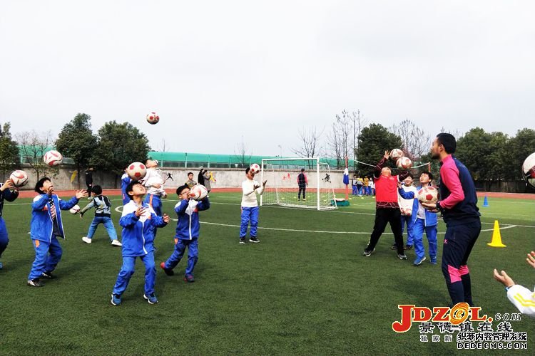 丽阳镇余家希望小学举行第一届足球文化节