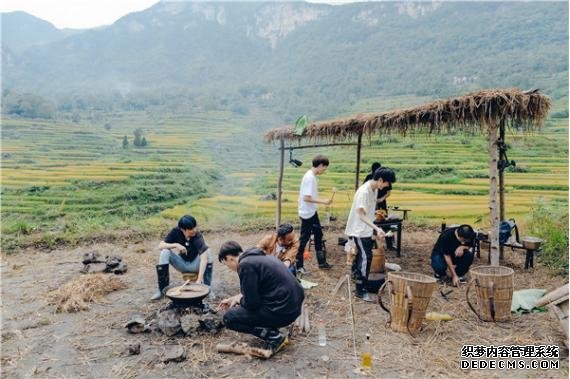 坤音四子为吃重庆地道美食被烟熏 偶像男团人设崩塌