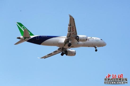 C919大型客机104架机在上海成功完成首次试验飞行