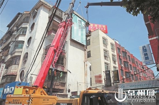 有惊无险！晋江安海一商住楼垃圾通道墙体深夜