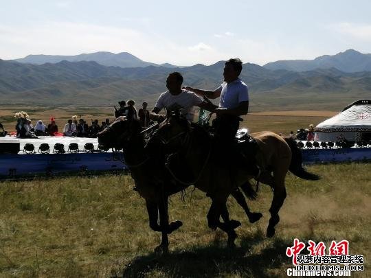 马上角力。　古丽米娜 摄