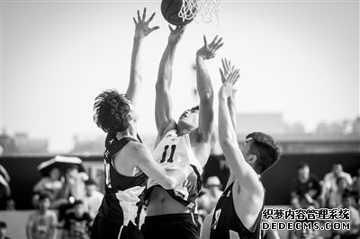 NBA球星托马斯来沈与球迷快乐互动