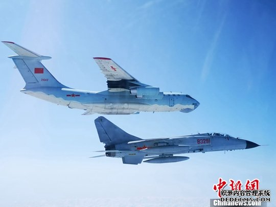 图为中国空军伊尔—76飞机与歼轰—7战机空中编队飞赴俄罗斯。<a target='_blank' href=''>中新社</a>发 刘逸楠 摄