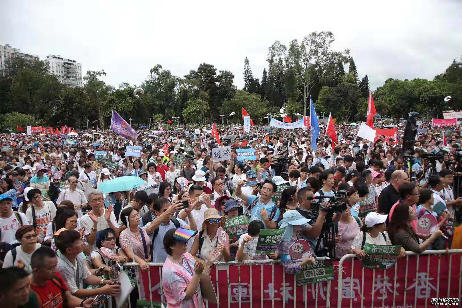 爱国爱港组织举办反暴力音乐会，何君尧现身