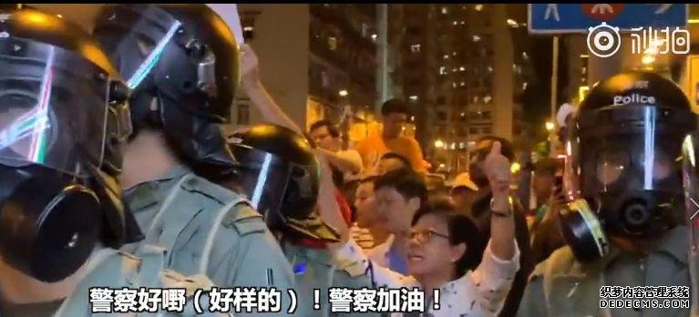 暴徒还想靠近中联办被港警制止，警员背后，市