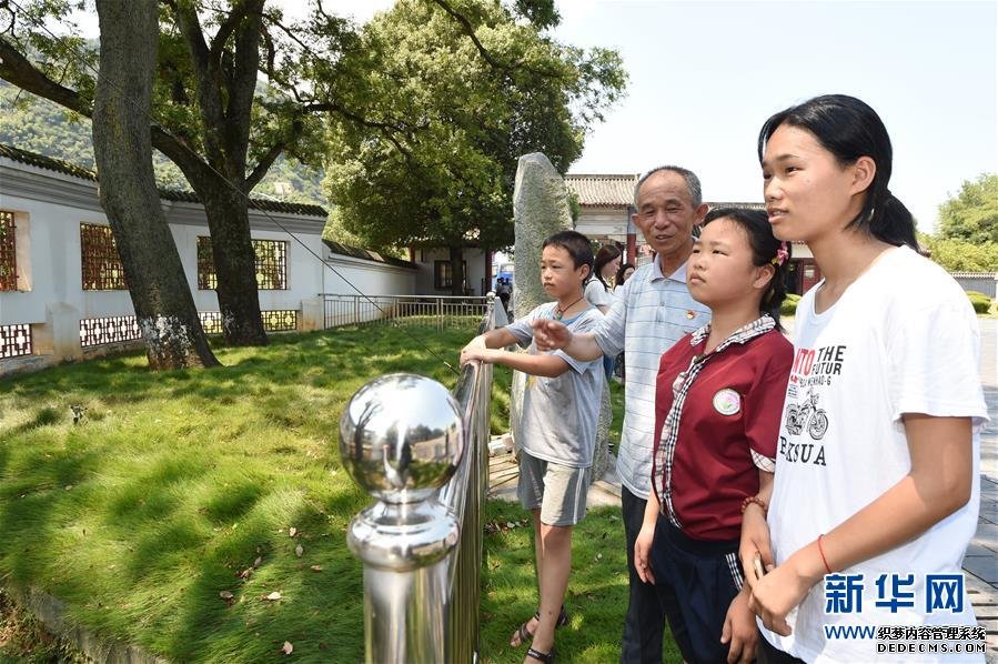 （壮丽70年·奋斗新时代——记者再走长征路·图文互动）（3）“红军树”下忆初心、守初心