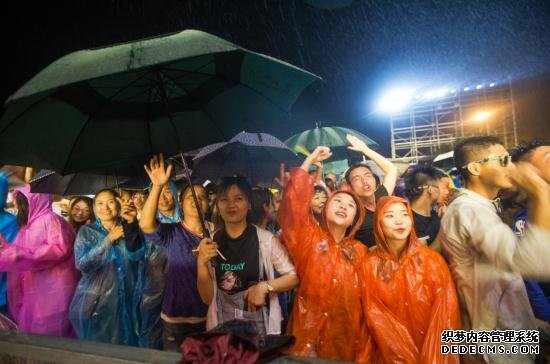 好嗨哟！仙女山草原露营音乐周迎电音之夜，上