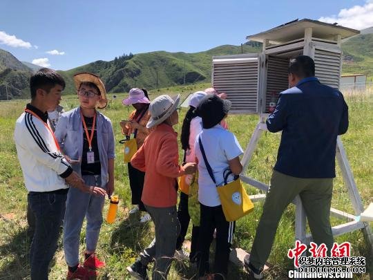 图为祁连山国家公园青海片区开设的“自然生态教育课”现场，师生们参与祁连山气象观测。　钟欣 摄