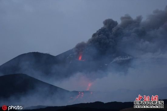 意大利国家地球物理与火山学研究中心说，埃特纳火山这次是间歇性喷发，熔岩从火山东南面的环形山中流出，流动大约1.5公里。埃特纳火山海拔3300多米，是欧洲最高、活动最频繁的活火山，上一次大规模喷发是2009年。意大利国家地球物理与火山学研究中心去年12月和今年6月记录到火山“激烈喷溅”。图片来源：ICphoto