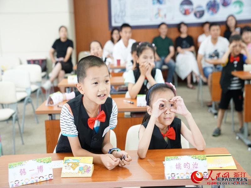 小朋友们聚精会神地听老师讲授理财“四大招”，建立自己的理财小计划。