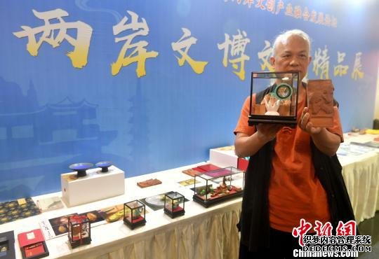 图为台湾微雕艺术家陈逢显展示作品。　吕明 摄