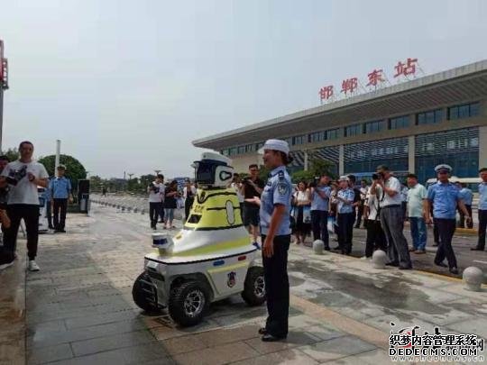 国内首批“机器人交警”在邯郸上岗