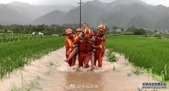 风里雨里，这些身影令人感动