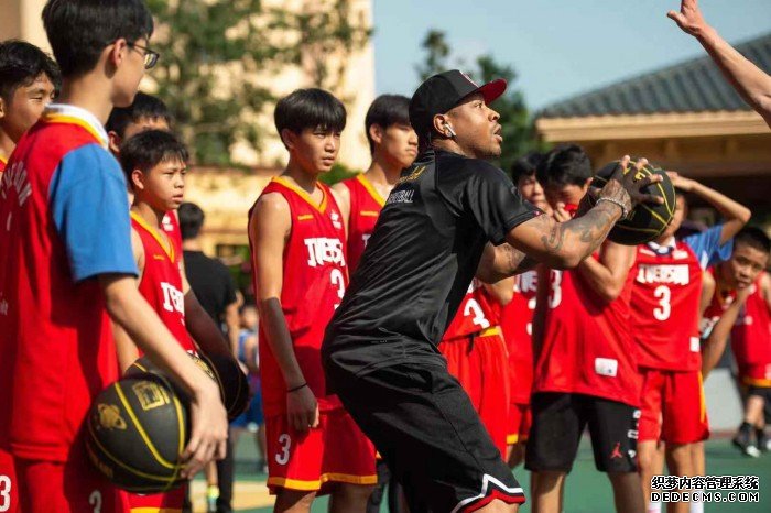 篮球巨星艾弗森走进华师初中，现场教学激励学