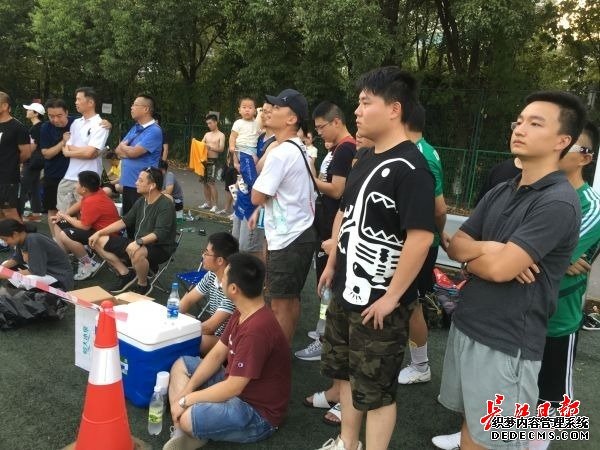 情报组摄像分析对手，老总领衔百人拉拉队，这