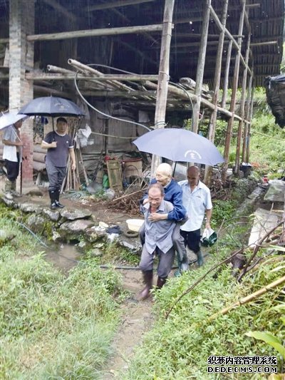 肩扛食物、手拄钓鱼竿 趟深水给受困挨饿村民送