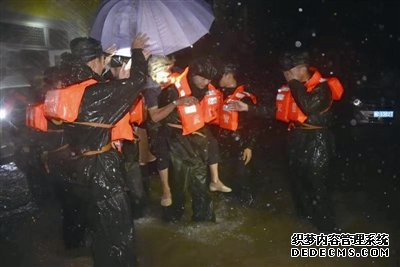 肩扛食物、手拄钓鱼竿 趟深水给受困挨饿村民送