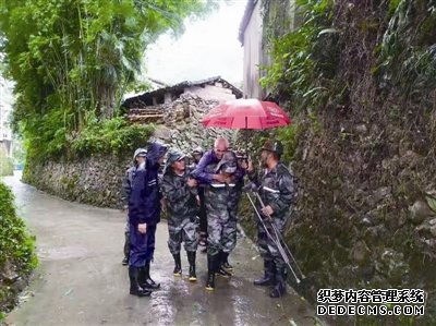 肩扛食物、手拄钓鱼竿 趟深水给受困挨饿村民送