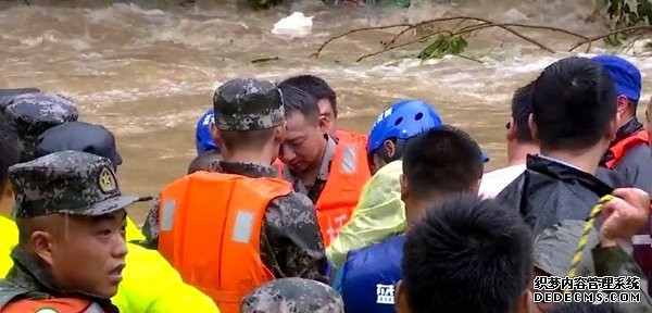 逆行者的挣扎与敢勇，生死劫后与队友再救260人