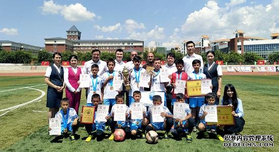 8月13日，新疆和田墨玉县喀瓦克乡小学足球队在昆明“高原杯”足球邀请赛中，夺得U11组冠军。杨舒摄