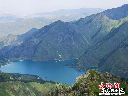 良好的服务保障工作让各地游客在感受天山天池绿水青山带来的美好的同时尽情享受新疆旅游的独特魅力。　田峰 摄