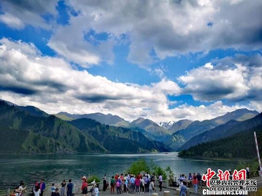 古尔邦节假期，天山天池景区每天都迎来游客逾2万人次，达到景区游客最大承载量。　田峰 摄