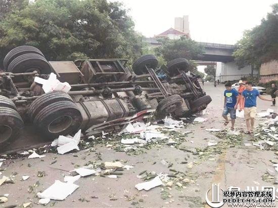 晋江一货车撞断护栏翻下高速路 所幸无人员伤亡