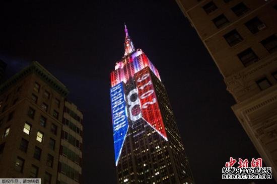 当地时间2016年11月9日，美国纽约帝国大厦的外墙亮起蓝色和红色的LED灯带，展示美国大选各州的投票结果。