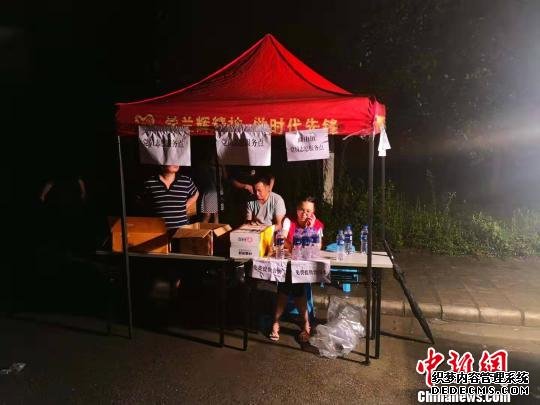 汶川因暴雨转移疏散滞留游客 民众免费为过往游客送水和食物