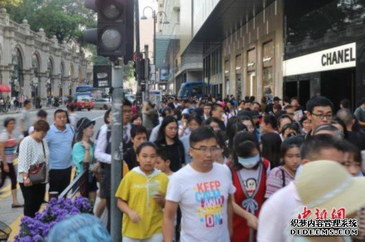 非法示威拖累香港经济 商家生意劲减楼价持续下滑