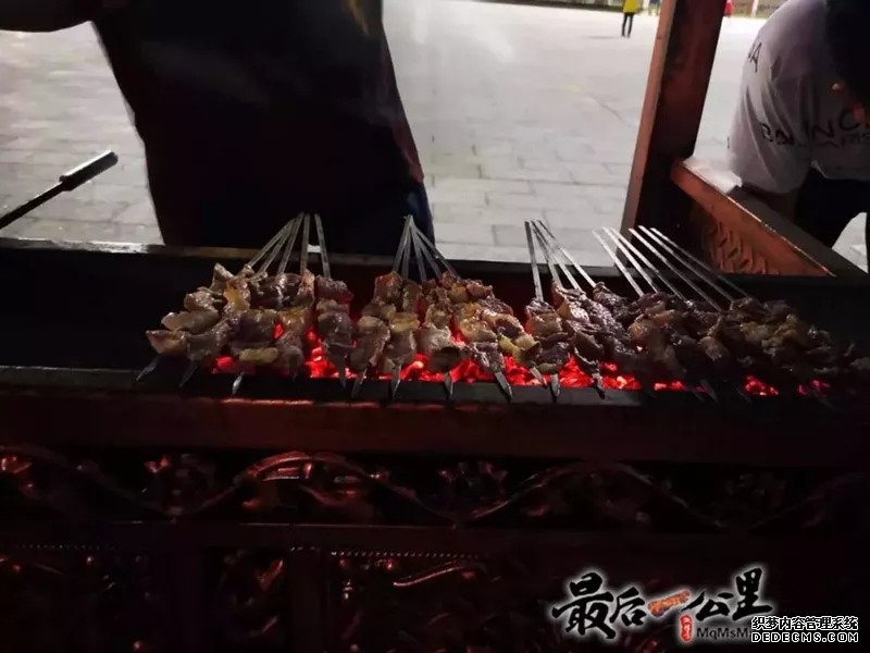 新疆夜市的“颜值 美食”，逛吃逛吃根本停不下