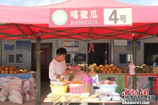 “喀蜜瓜”每年8月初上市，现在正值旅游旺季，瓜农李忠志现在每天发往内地的瓜有10多箱。　朱景朝 摄