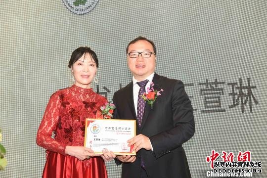 图为中国驻圣保罗总领馆领侨处主任李鹏宇(右)为巴西冀鲁同乡总会秘书长王萱琳颁发任职证书。　莫成雄 摄