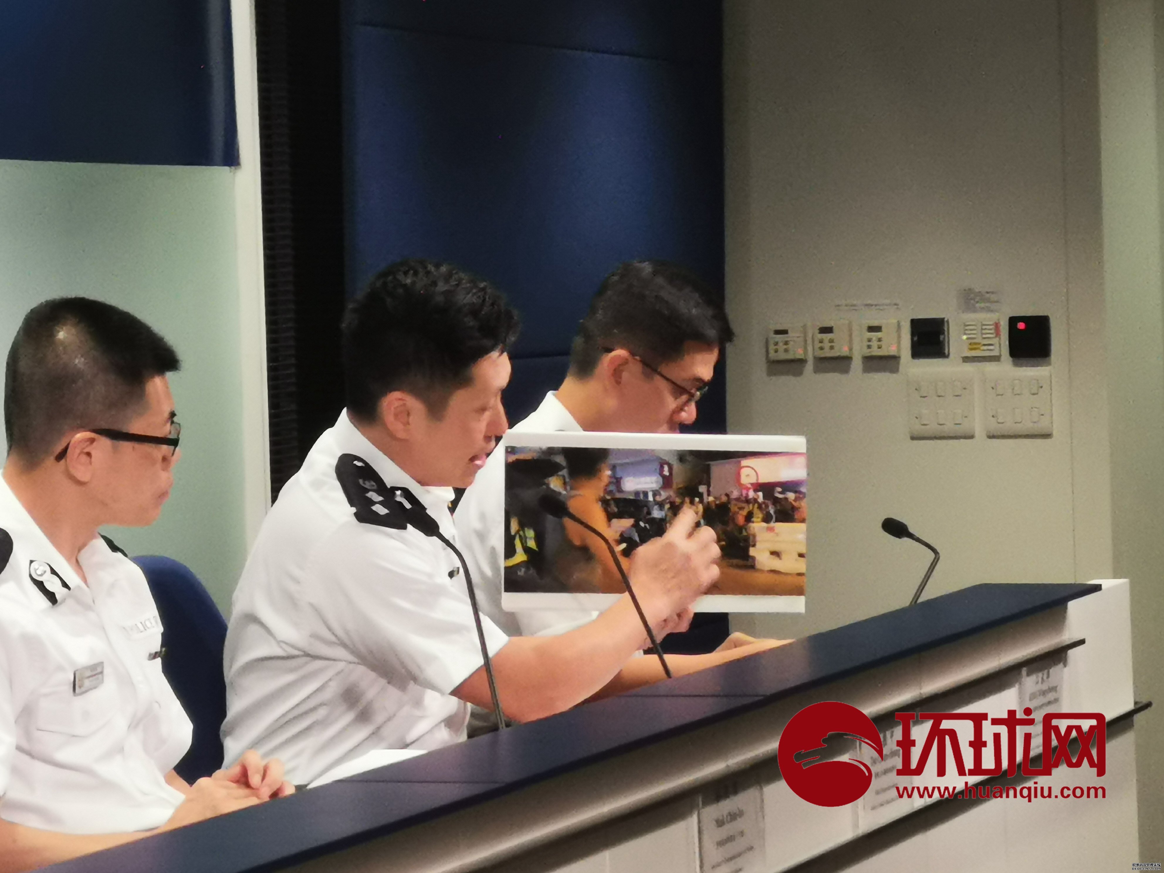 在记者会上,香港警队警务处助理处长(行动)麦展豪