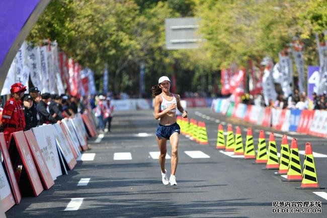 2019哈尔滨马拉松盛大开跑 焦安静斩获国内女子第